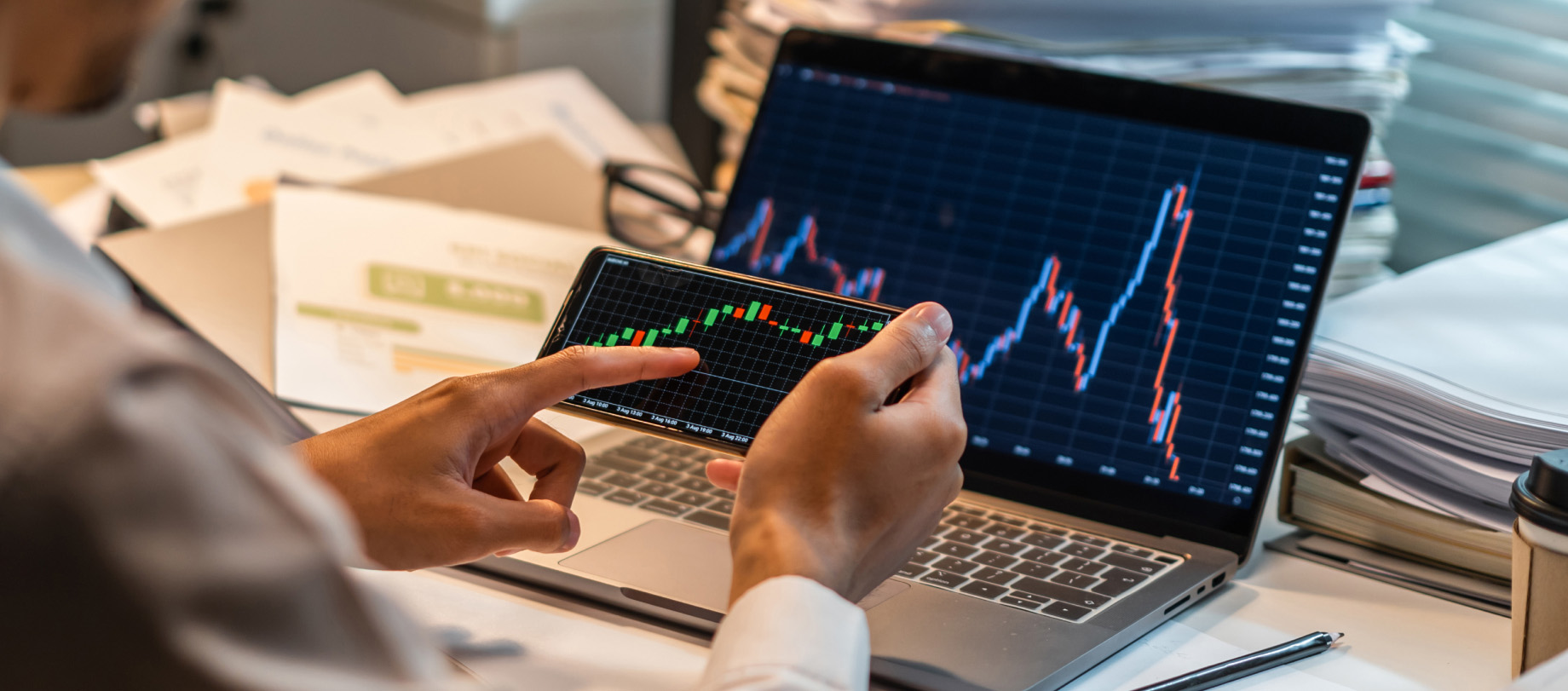 Kop sperma bilan porno tomosha qiling, chunki qizlar chayqalishlar bilan ogziga singib ketishadi