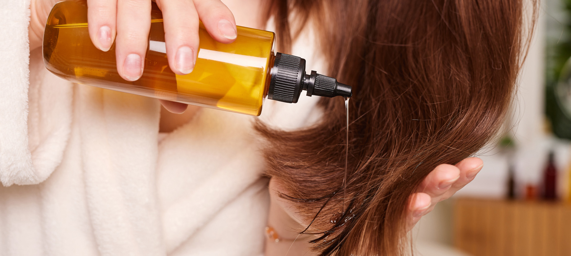 Oyoqlarini yoygan paypoqli ayolning porno surati